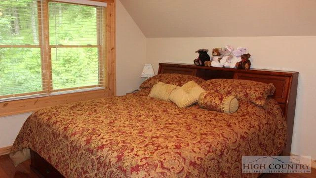 Image number 15 for the current listing