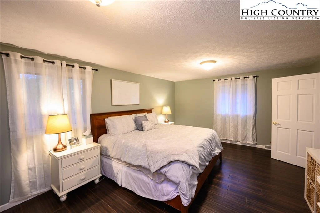 Image number 5 for the current listing