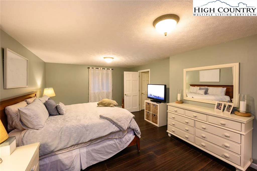Image number 6 for the current listing