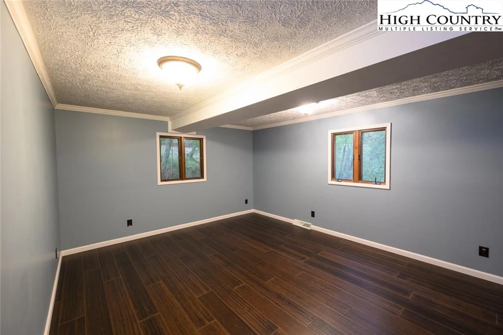Image number 10 for the current listing