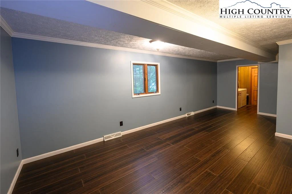 Image number 11 for the current listing