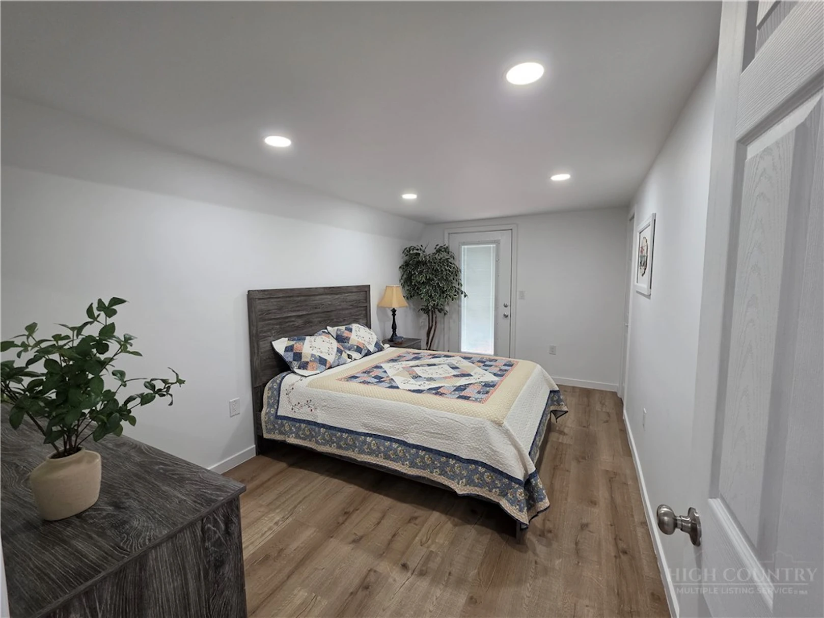 Image number 9 for the current listing