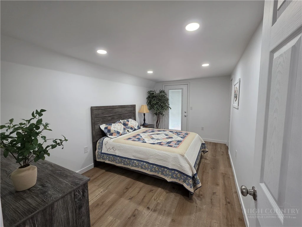 Image number 9 for the current listing