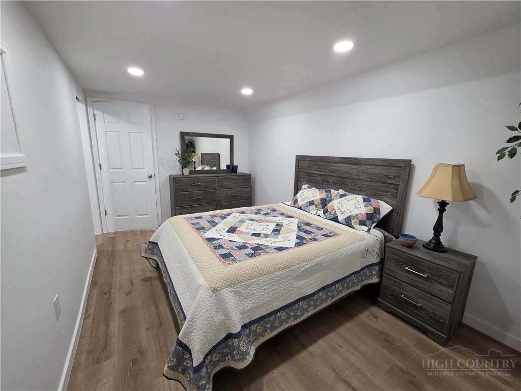 Image number 8 for the current listing