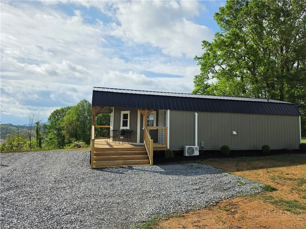 Image number 28 for the current listing