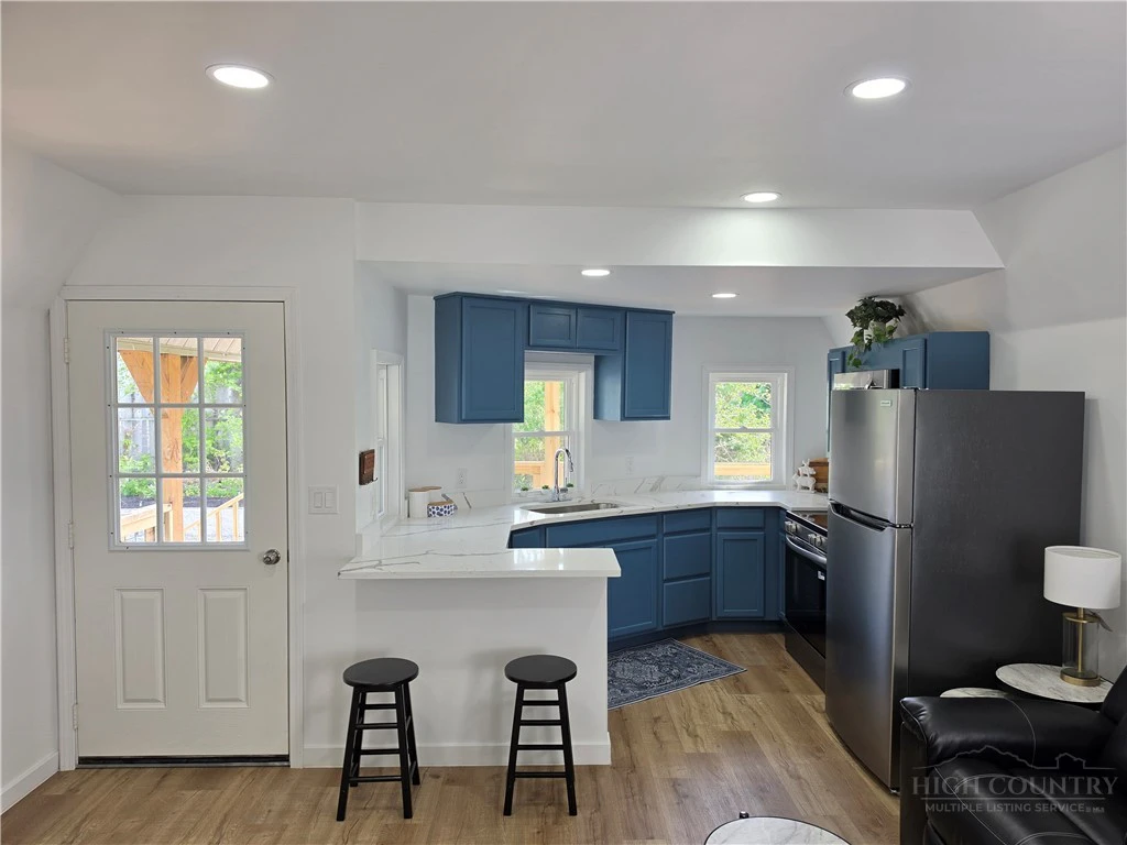 Image number 2 for the current listing