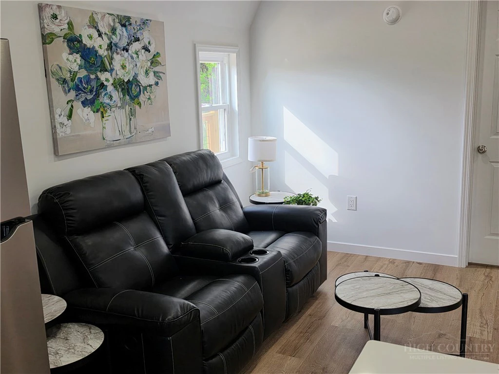 Image number 14 for the current listing