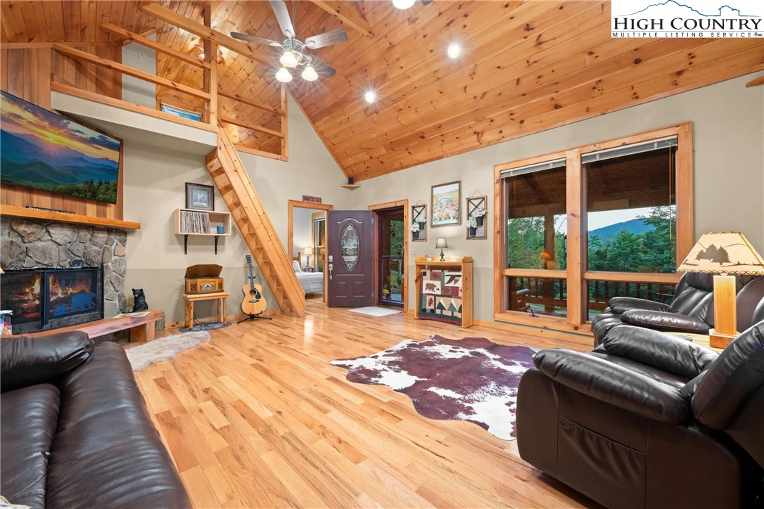 Image number 14 for the current listing