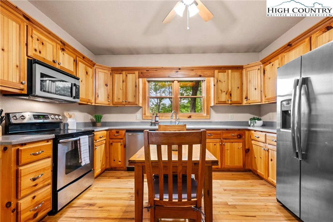 Image number 11 for the current listing