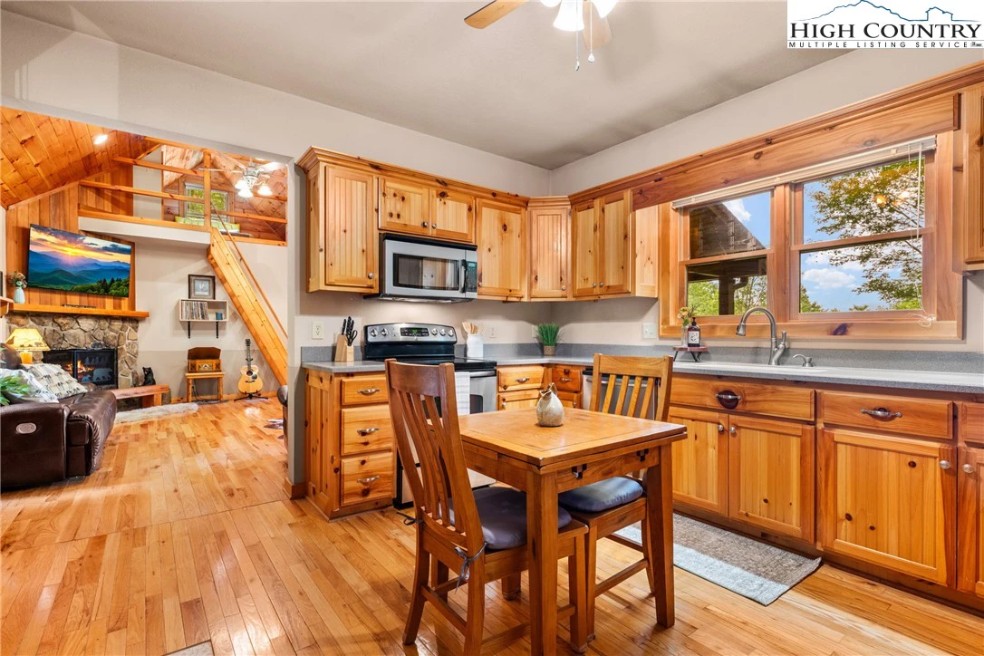 Image number 10 for the current listing