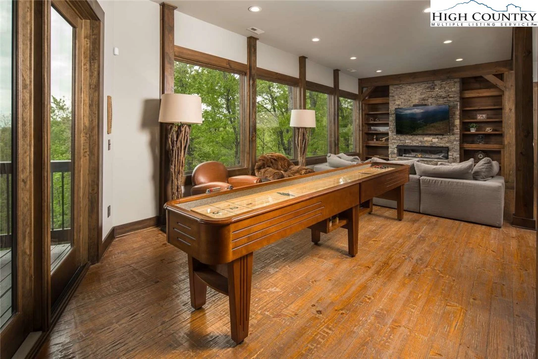 Image number 21 for the current listing