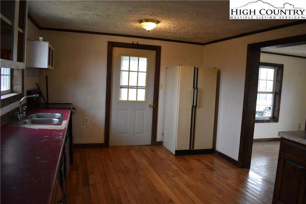 Image number 20 for the current listing