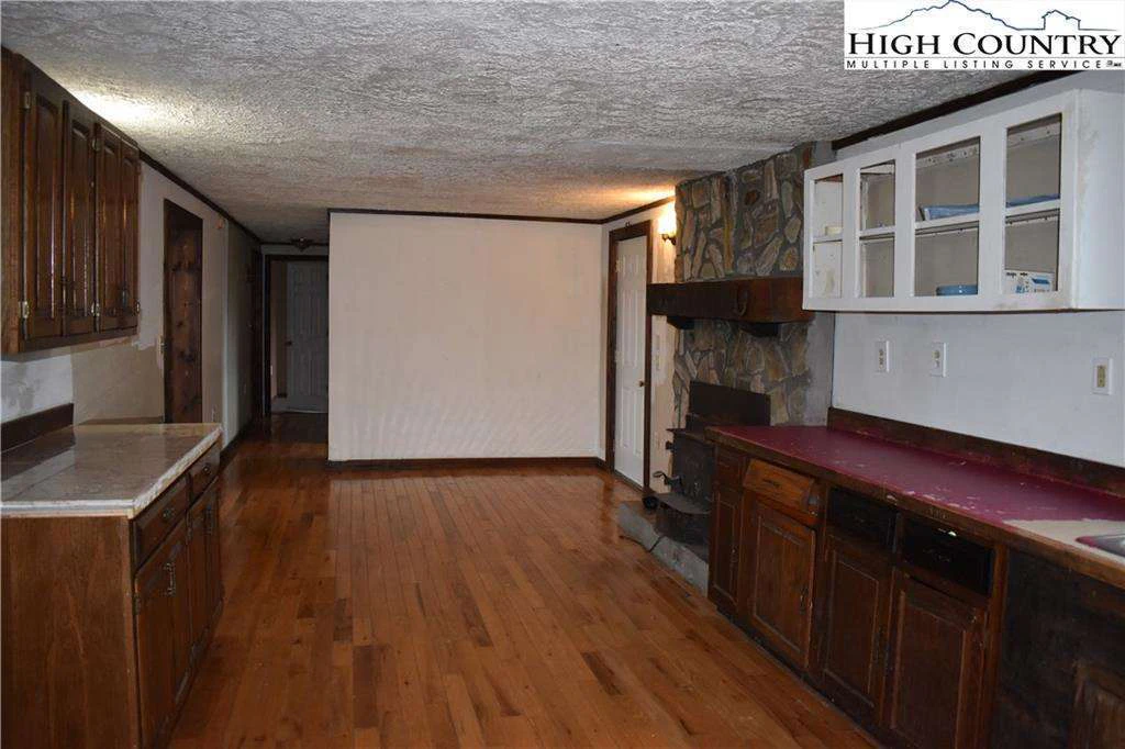 Image number 19 for the current listing