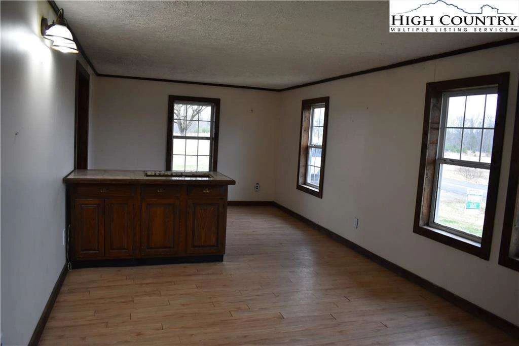 Image number 2 for the current listing