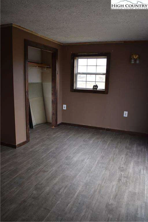 Image number 14 for the current listing