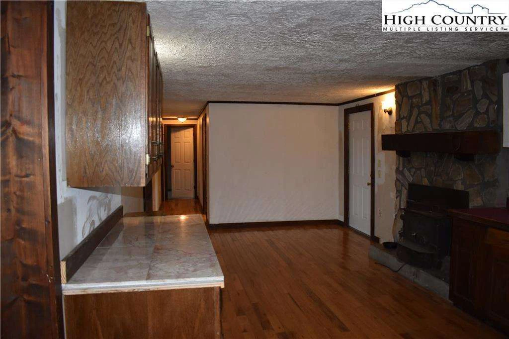 Image number 6 for the current listing