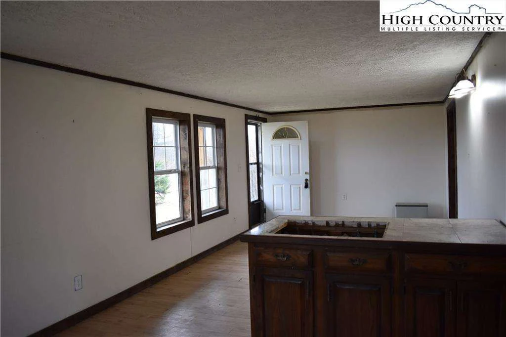 Image number 5 for the current listing