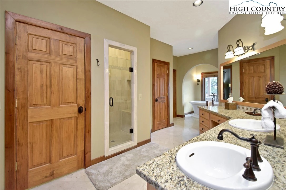 Image number 14 for the current listing