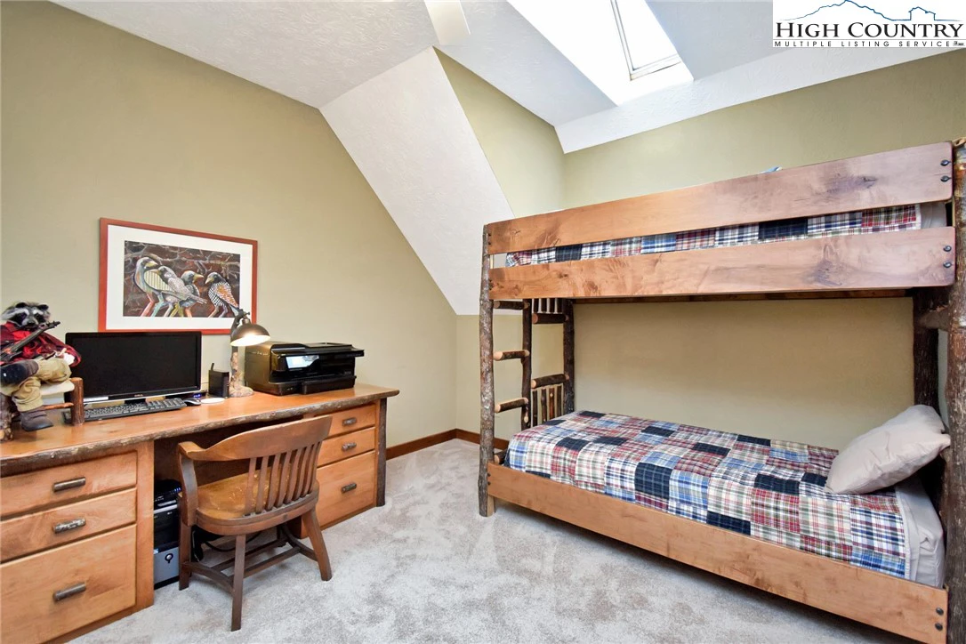 Image number 9 for the current listing