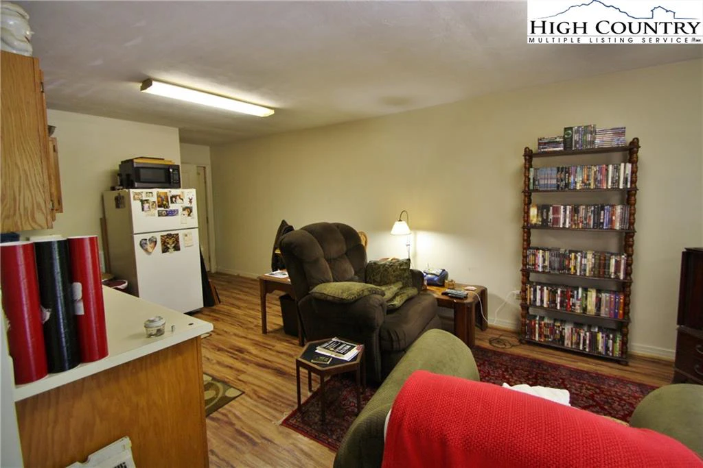 Image number 19 for the current listing