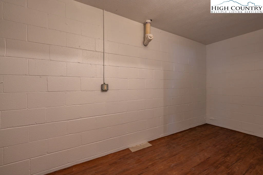 Image number 13 for the current listing
