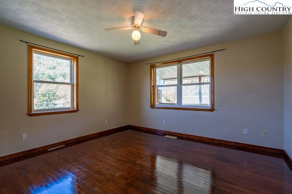 Image number 3 for the current listing