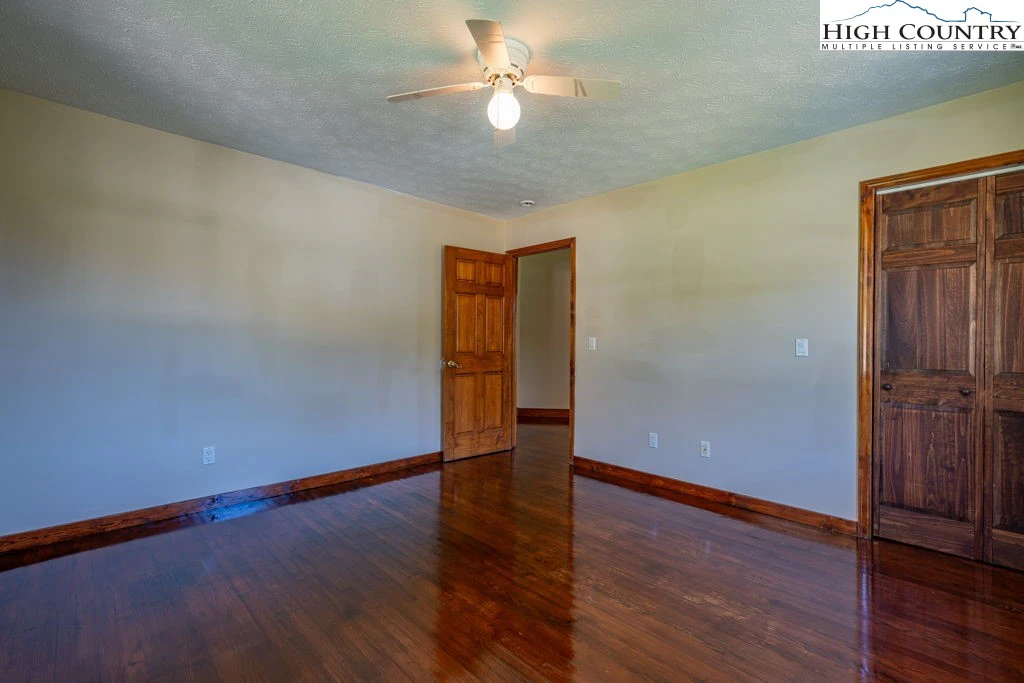 Image number 4 for the current listing