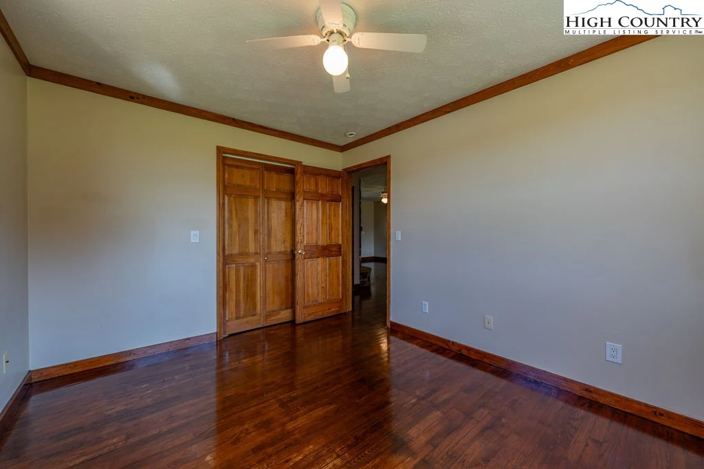 Image number 6 for the current listing