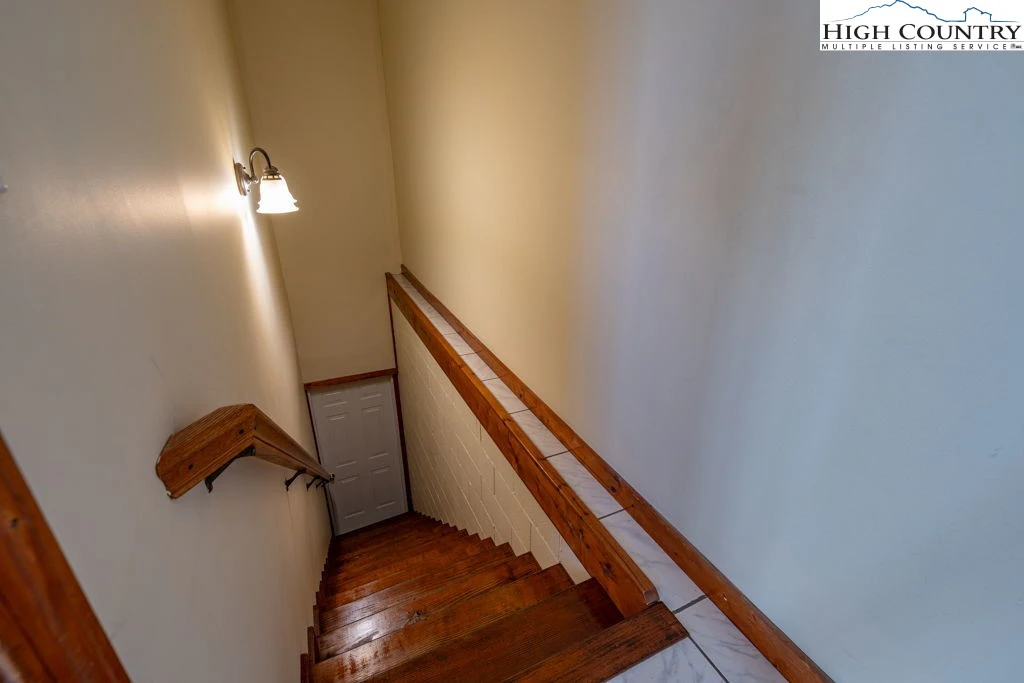Image number 8 for the current listing
