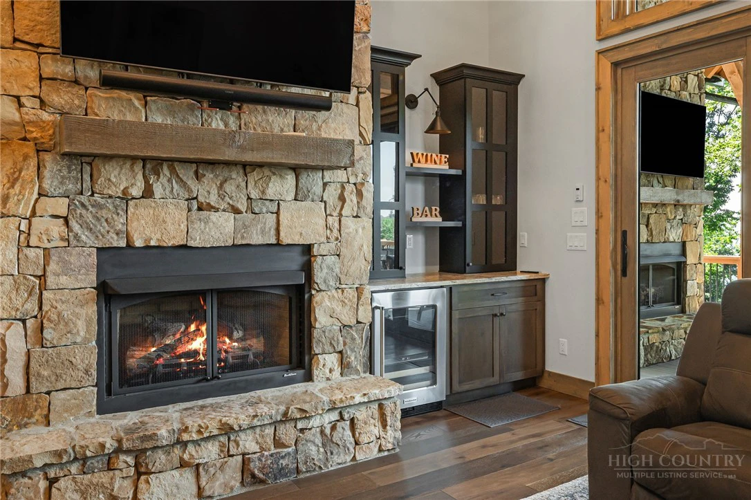 Image number 15 for the current listing