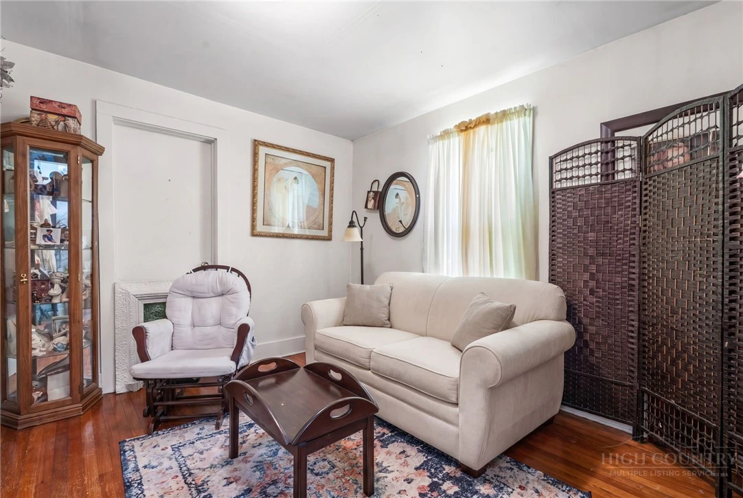 Image number 4 for the current listing