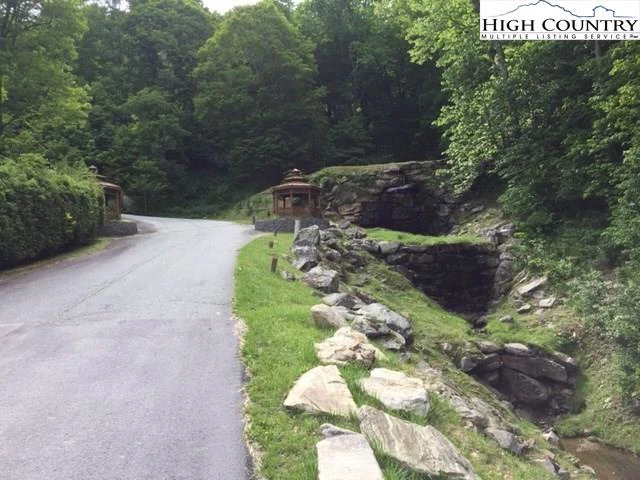 Image number 13 for the current listing