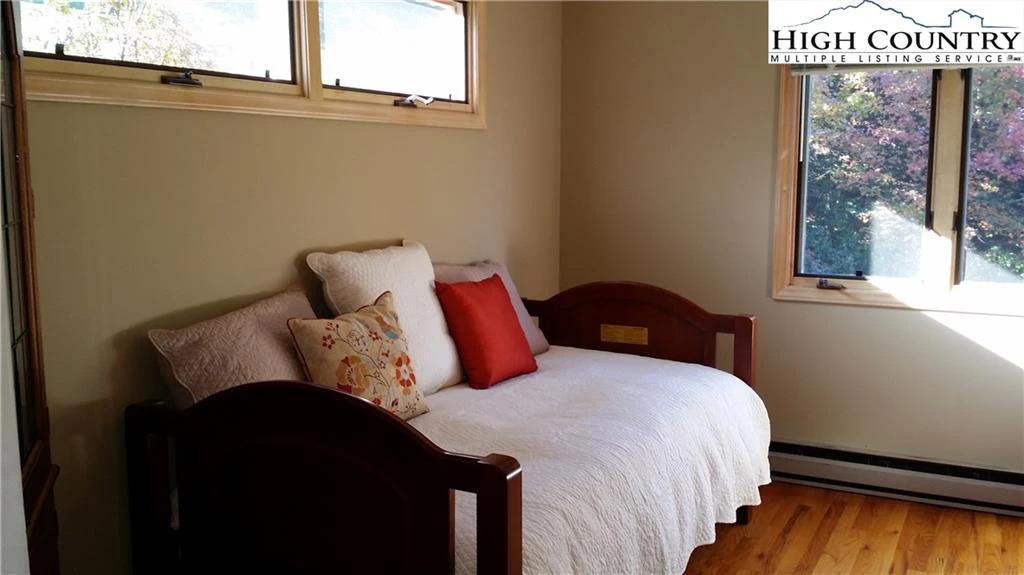 Image number 13 for the current listing