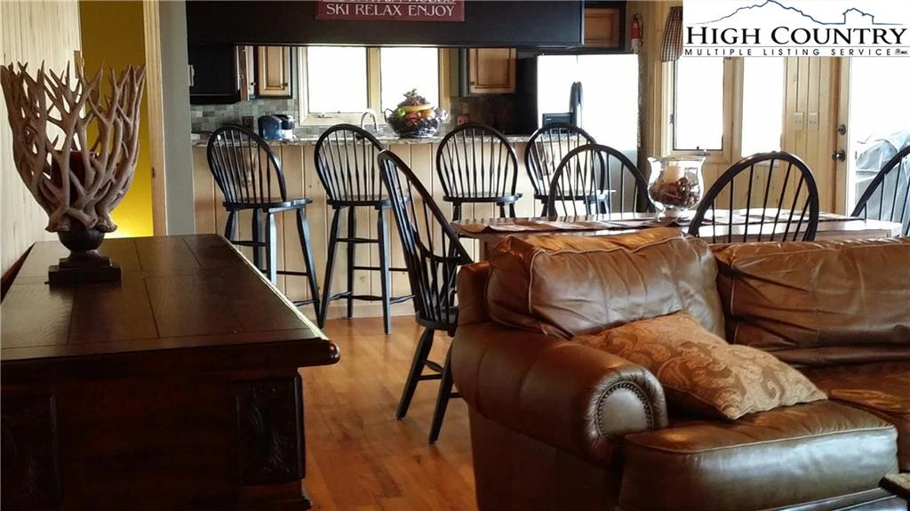 Image number 19 for the current listing