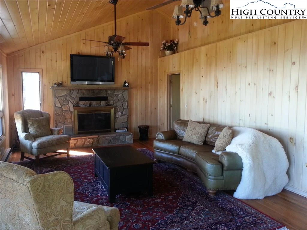 Image number 18 for the current listing
