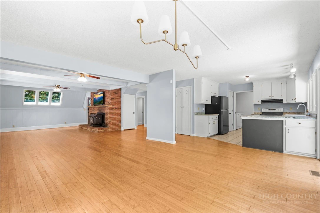 Image number 11 for the current listing