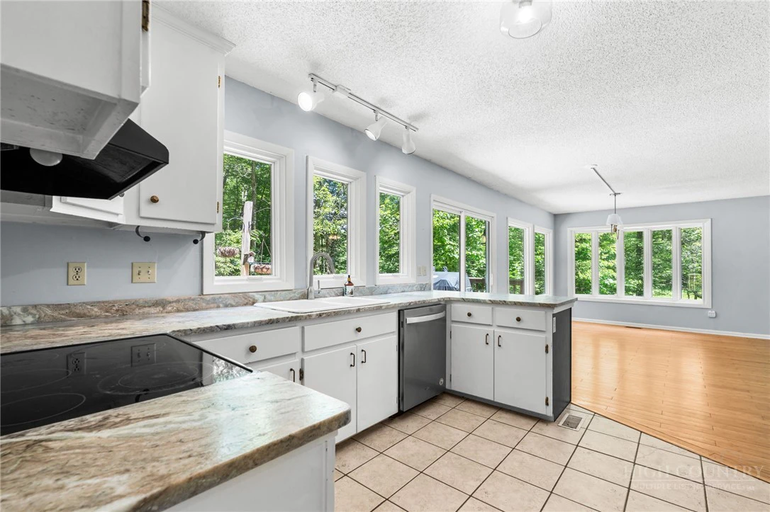 Image number 13 for the current listing