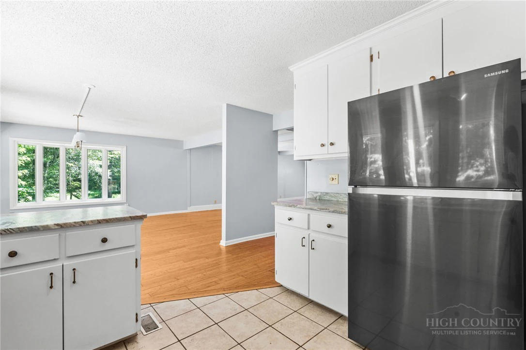 Image number 14 for the current listing