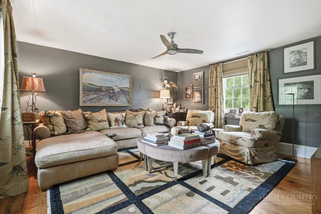 Image number 9 for the current listing