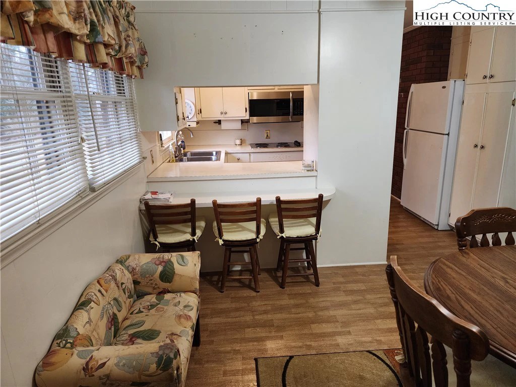 Image number 4 for the current listing