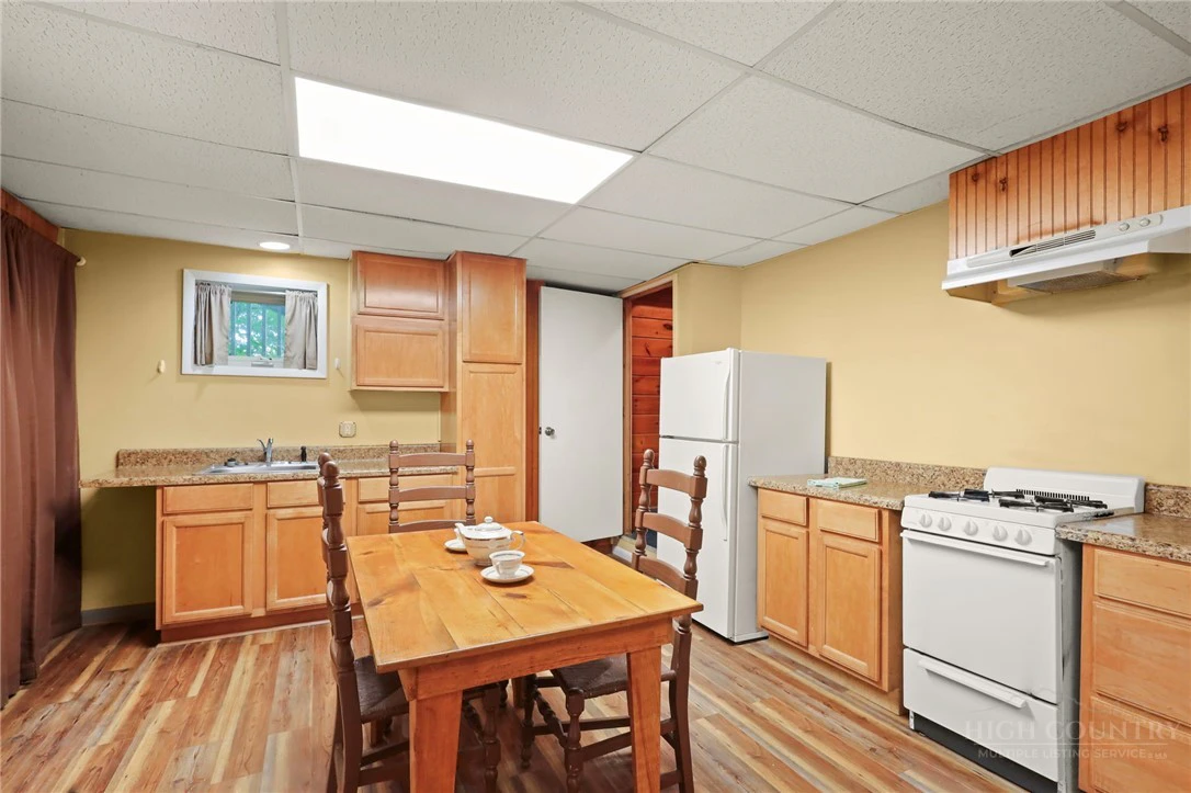 Image number 4 for the current listing