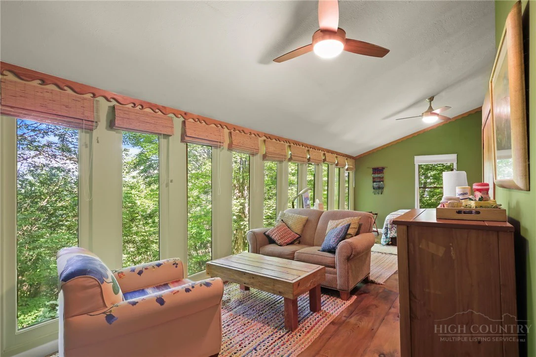Image number 11 for the current listing
