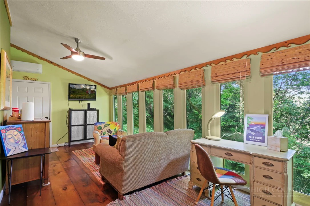 Image number 13 for the current listing