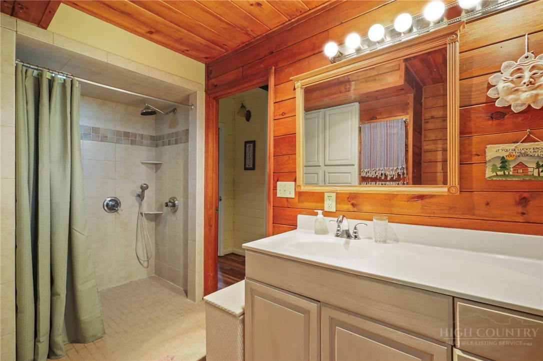 Image number 15 for the current listing