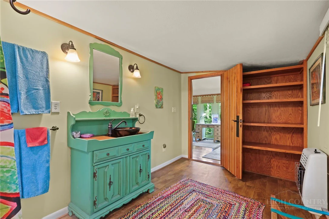 Image number 16 for the current listing