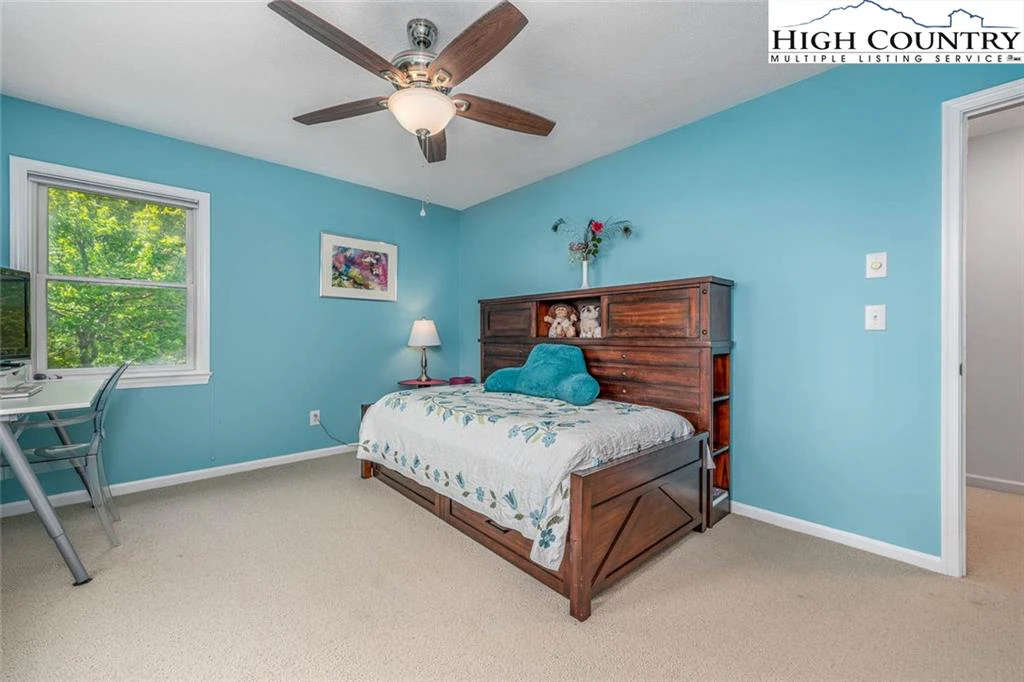 Image number 17 for the current listing