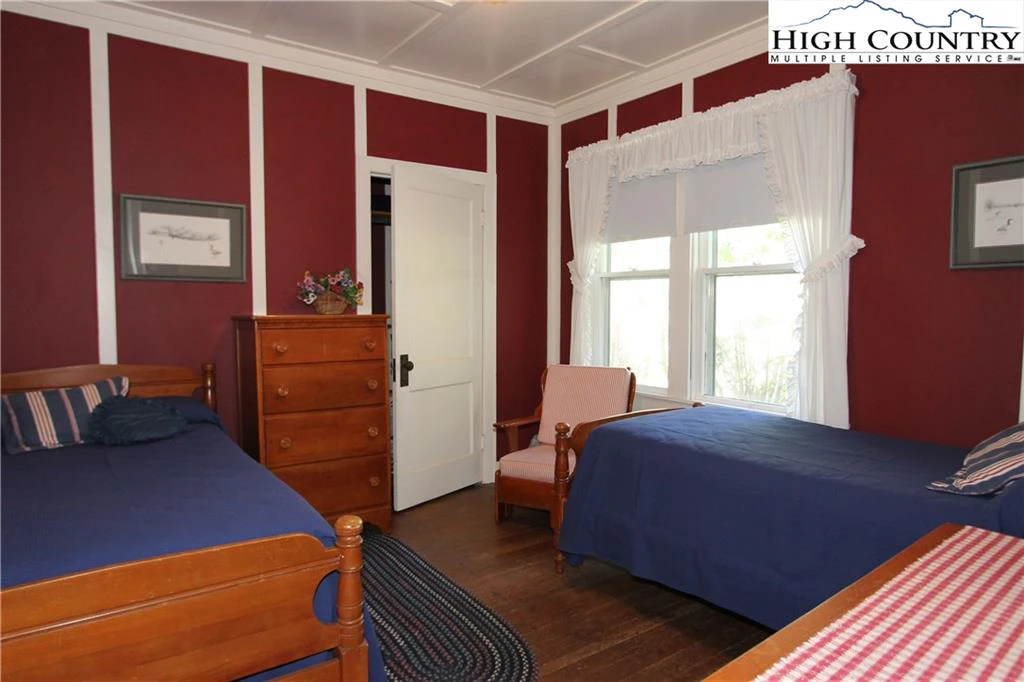 Image number 9 for the current listing