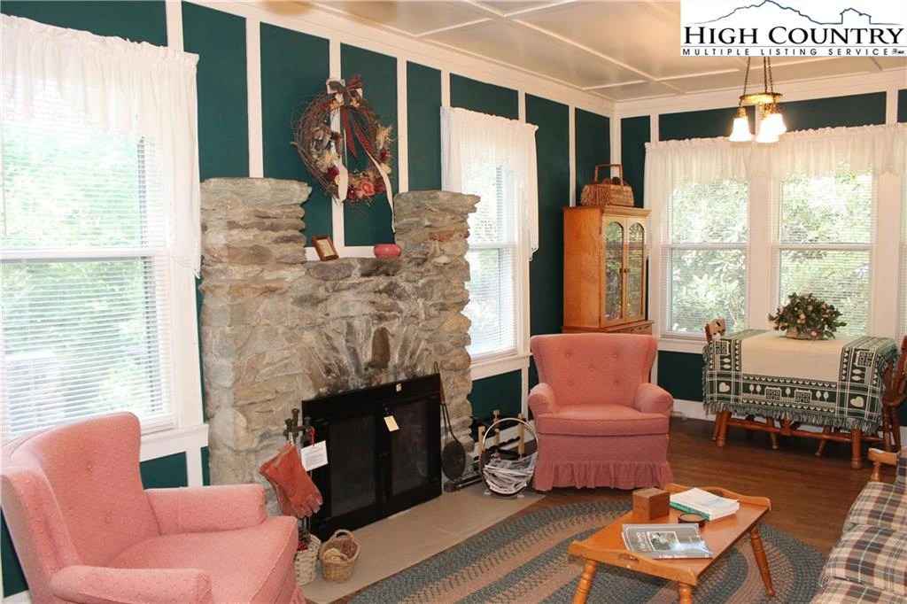 Image number 17 for the current listing