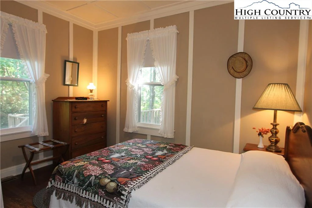 Image number 12 for the current listing