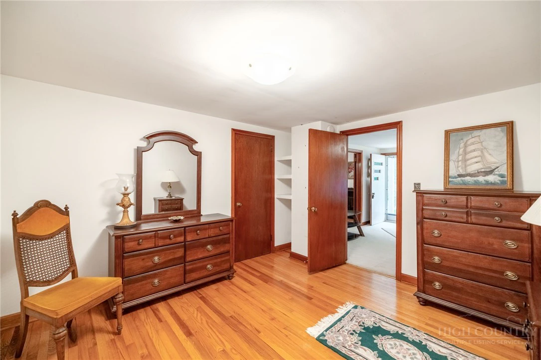 Image number 4 for the current listing
